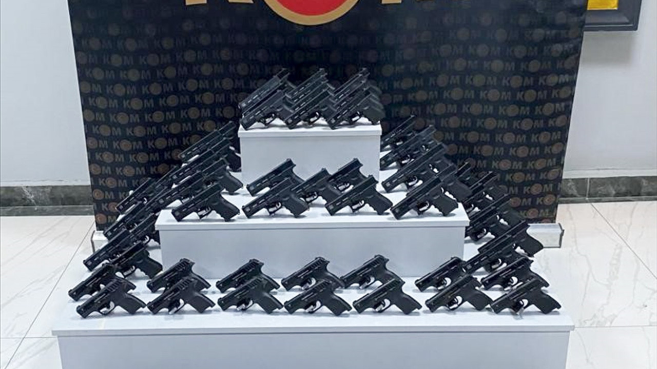 Uşak'ta bir otomobilde 100 ruhsatsız tabanca ele geçirildi
