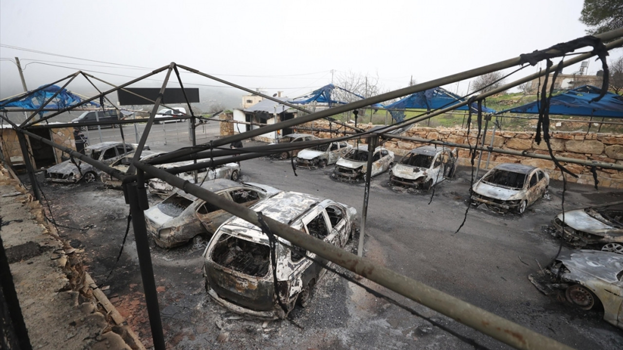 Yahudi yerleşimciler Ramallah yakınlarında bir otomobil galerisini ateşe verdi