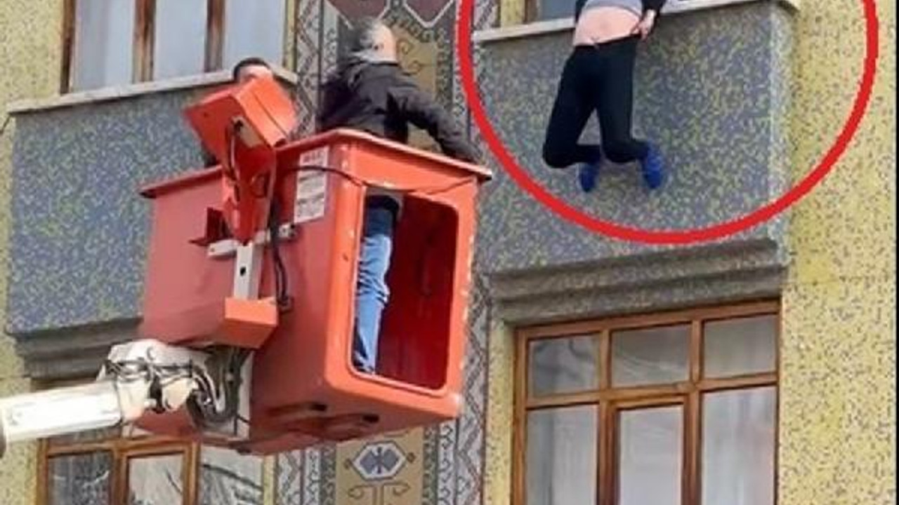 2’nci kattan atlamak isteyen kadını son anda yakalayıp kurtardılar