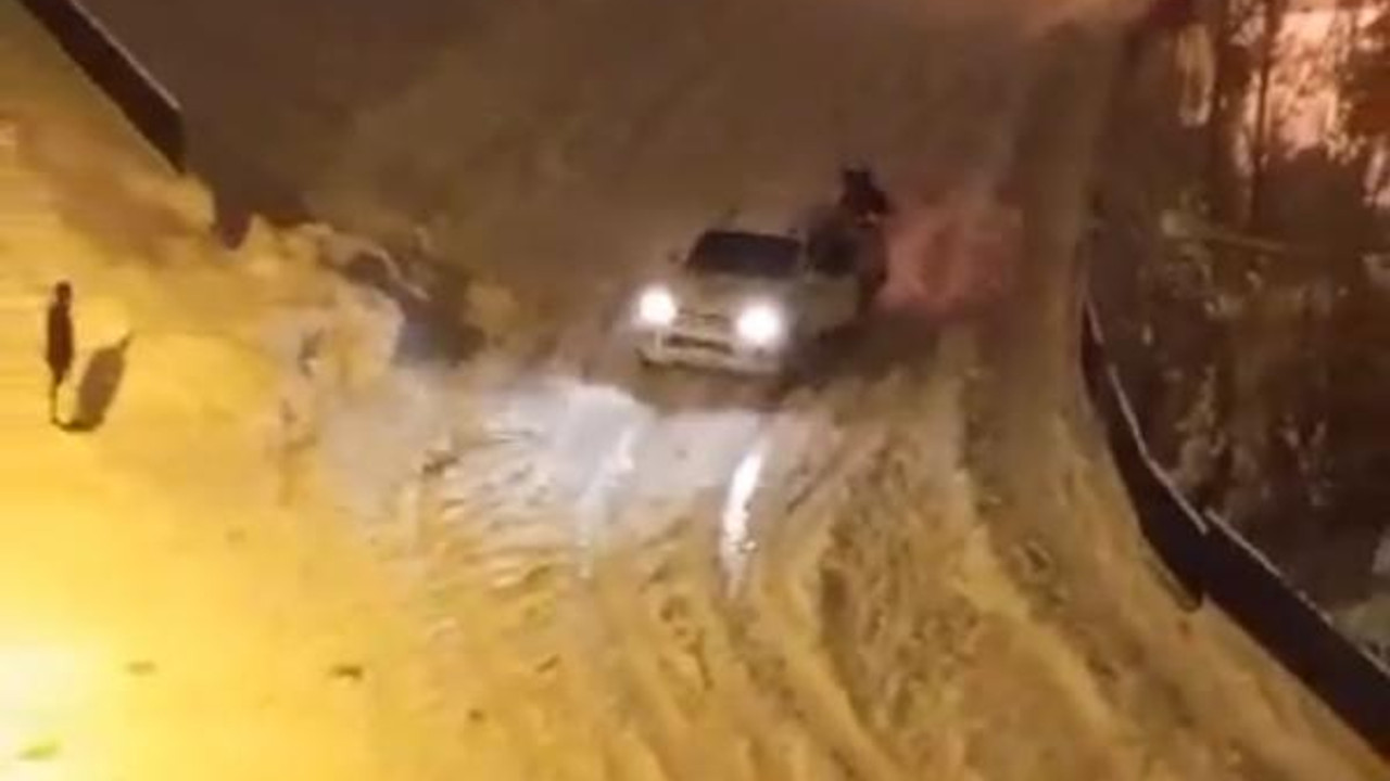 Buz pistine dönen yolda kayan kamyonetin altında kalmaktan son anda kurtuldu; olay anı kamerada