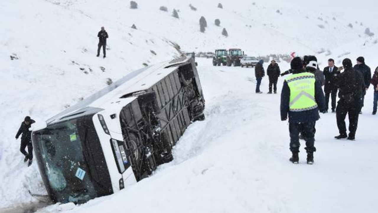 Cenazeden dönenleri taşıyan yolcu otobüsü devrildi: 14 yaralı (2)