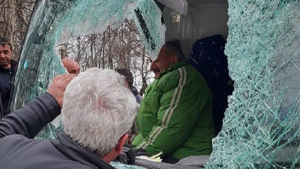 Dağdan kopan kaya parçası kamyonetin ön camından girdi; 1 ölü