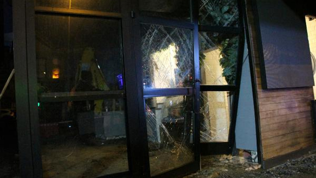 Ek fotoğraf // Beşiktaş'ta ana isale hattı patladı, trafik durdu