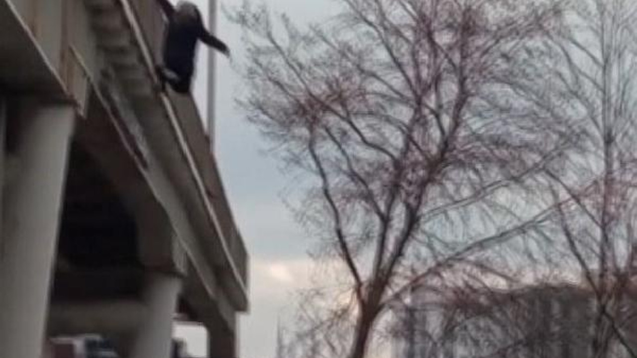 Esenler'de üst geçitten atlayan kadına otomobil çarptı