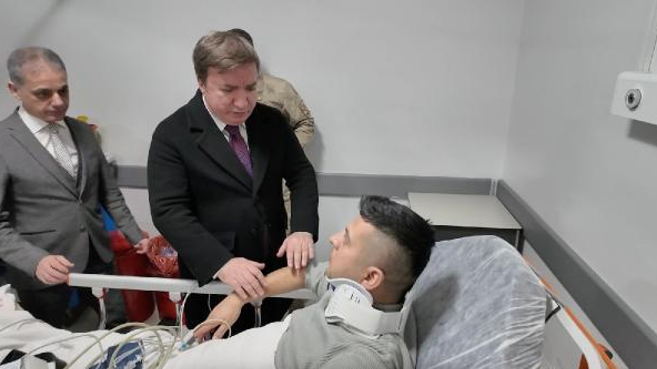 Hafif ticari araç ile midibüs çarpıştı; 1 ölü, 6'sı asker 9 yaralı (2)