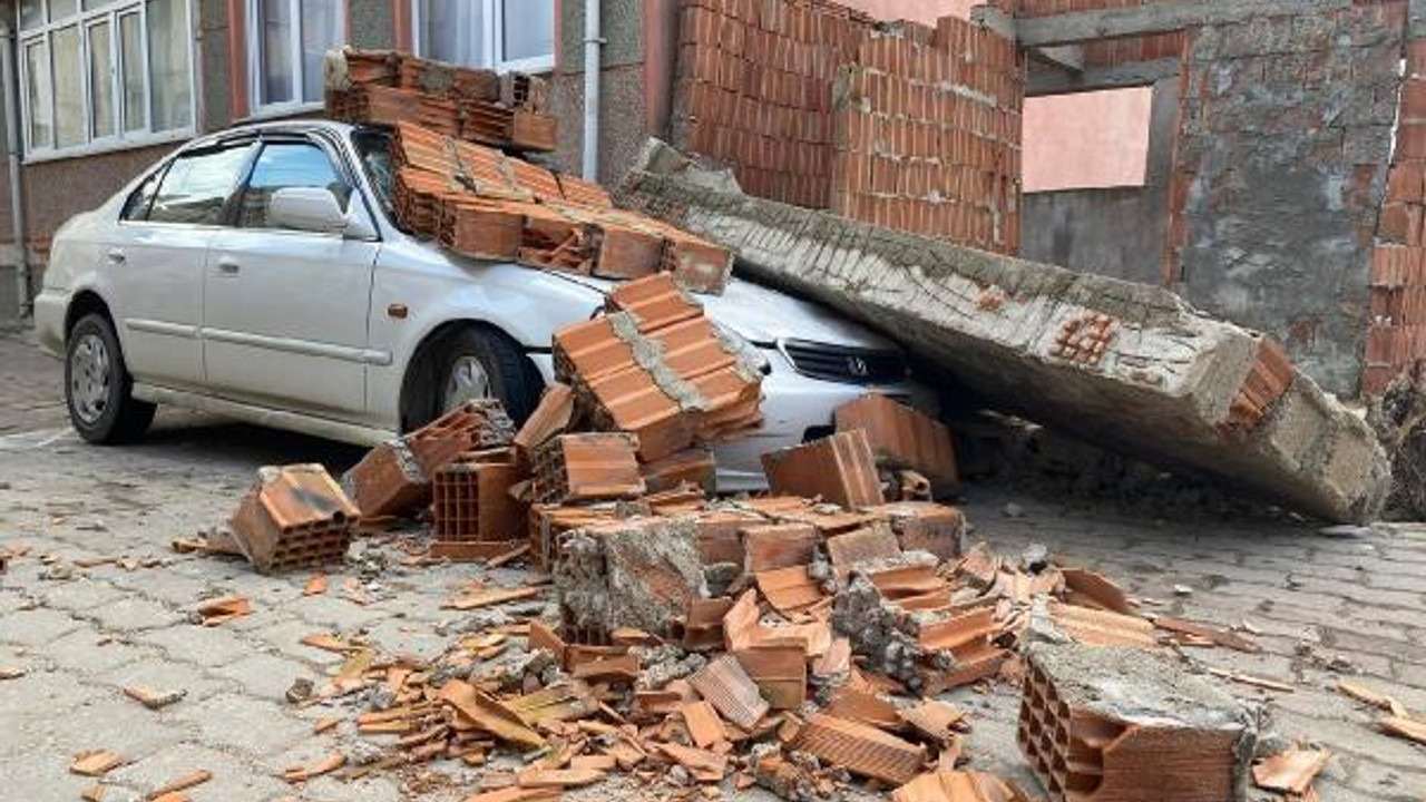 İnşaat halindeki dükkanın duvarı, park halindeki otomobilin üzerine devrildi