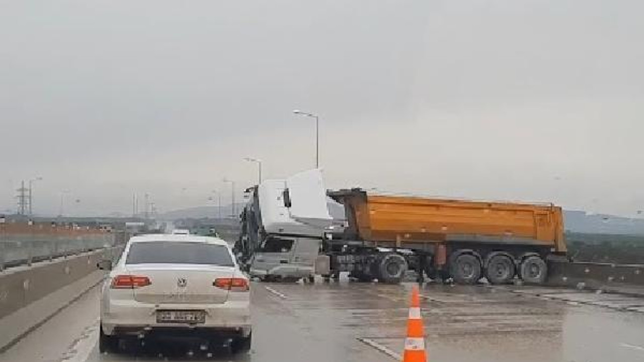 Mersin'de minibüse çarpan TIR'ın şoförü öldü