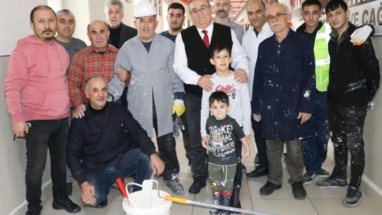 Öğretmen ve öğrenciler, kendi ürettikleri boya ile okullarını boyadı