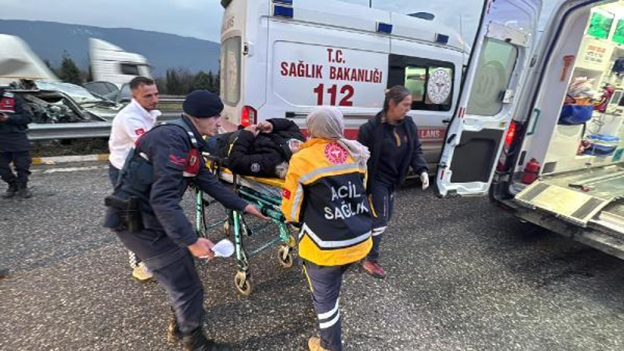 Otoyolda otomobil bariyerlere çarptı, Mervenur kalp masajı ile hayata döndürüldü: 8 yaralı