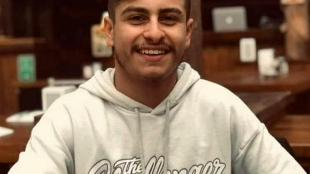 Refüje çarpan otomobildeki 2 arkadaş öldü/ Ek Fotoğraf