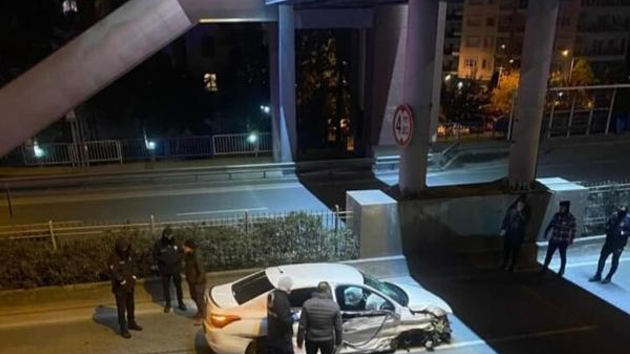 Refüje çarpan otomobildeki 2 arkadaş öldü