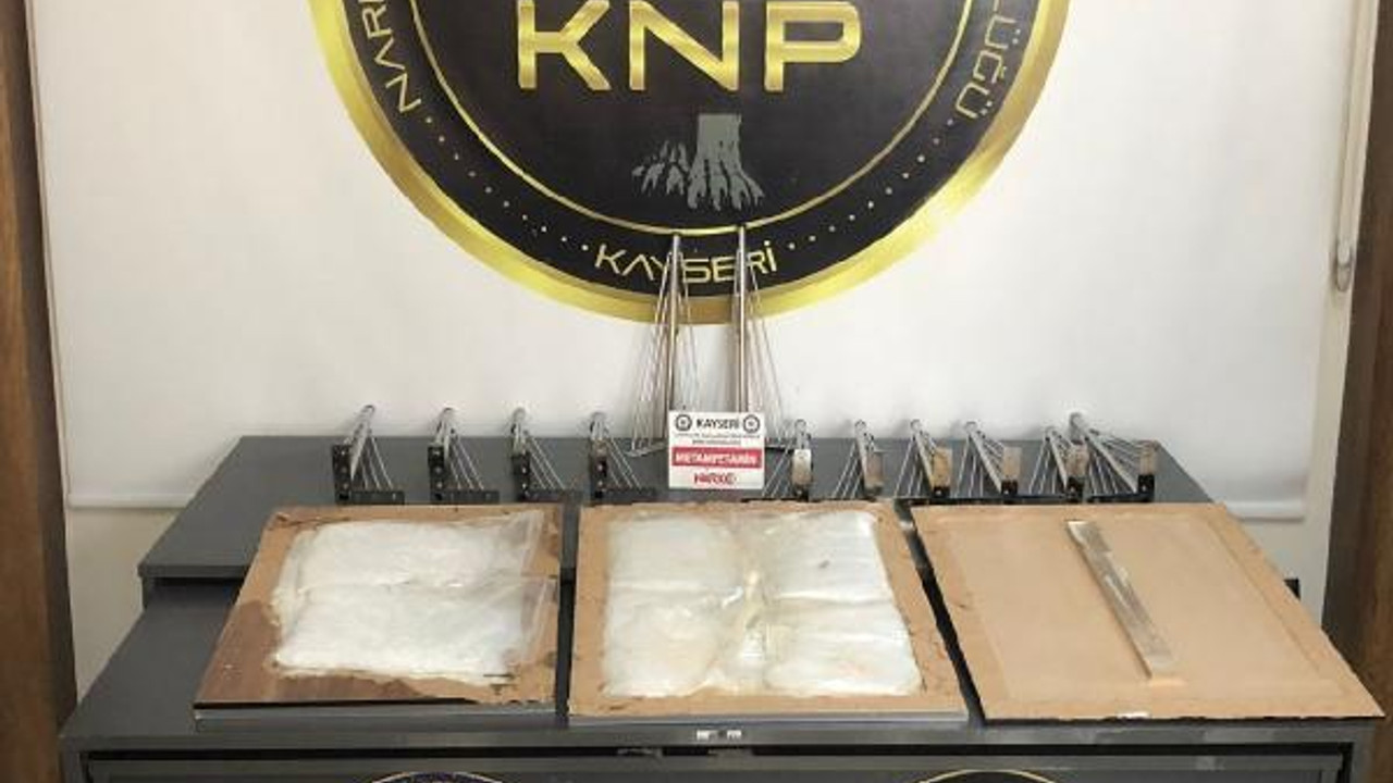 Sehpalardan 2 kilo uyuşturucu çıktı