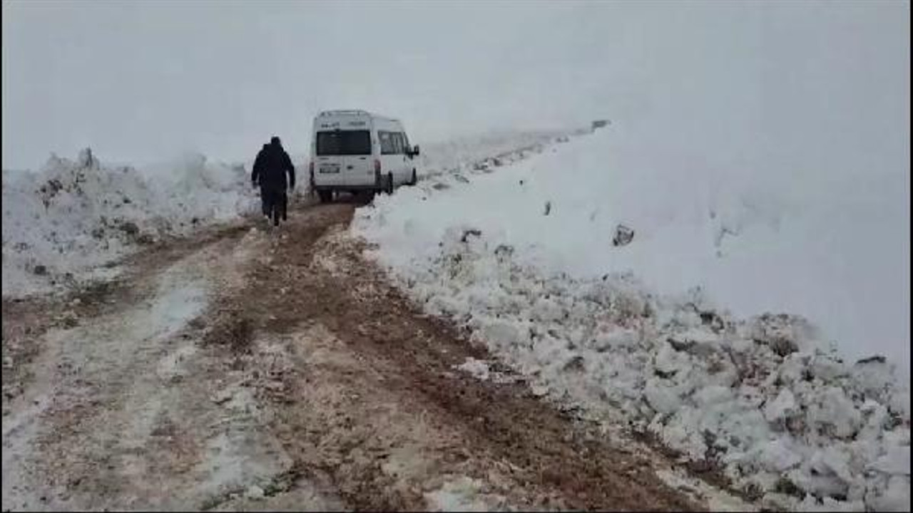 Siirt'te karda mahsur 6 araçtaki 15 kişi kurtarıldı