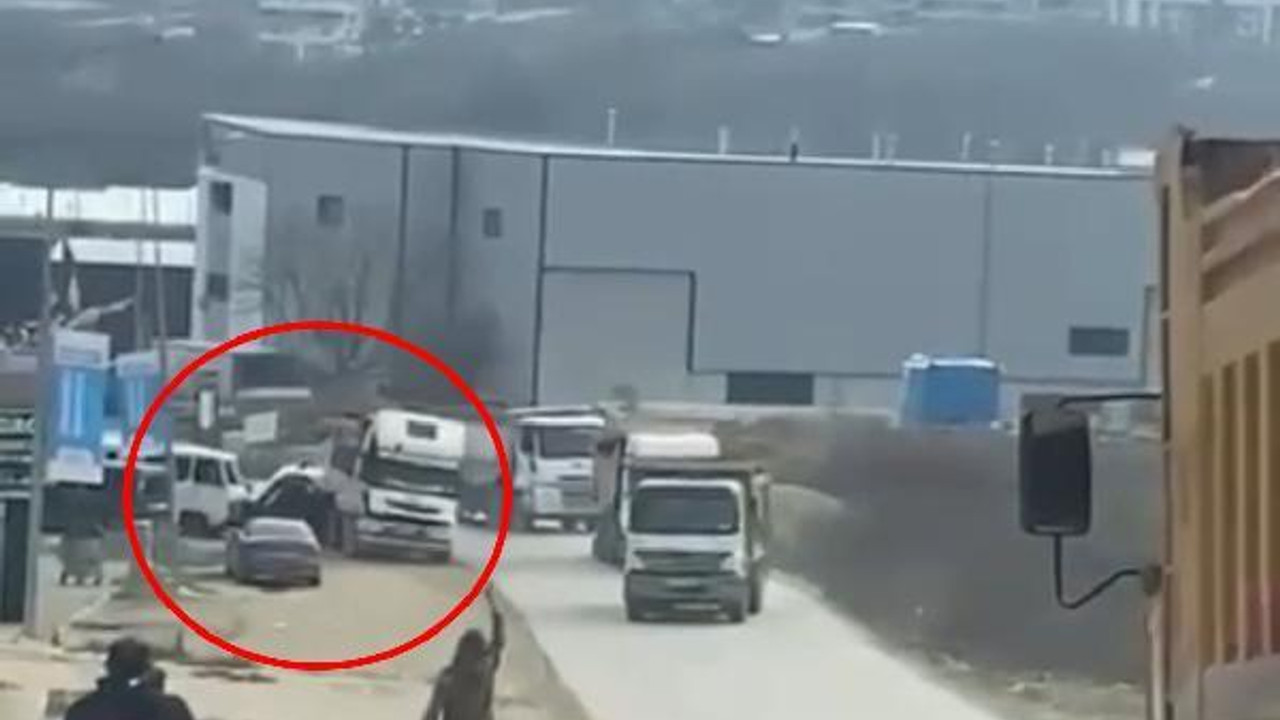 Tamir sırasında geri hareket eden kamyon, park halindeki hafif ticari araca çarptı