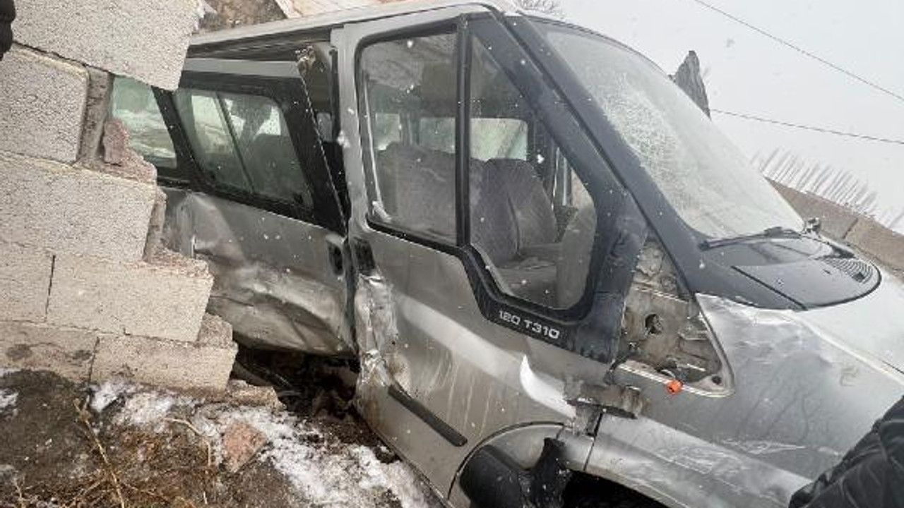 Tarım işçilerini taşıyan minibüs ile hafif ticari araç çarpıştı: 8 yaralı