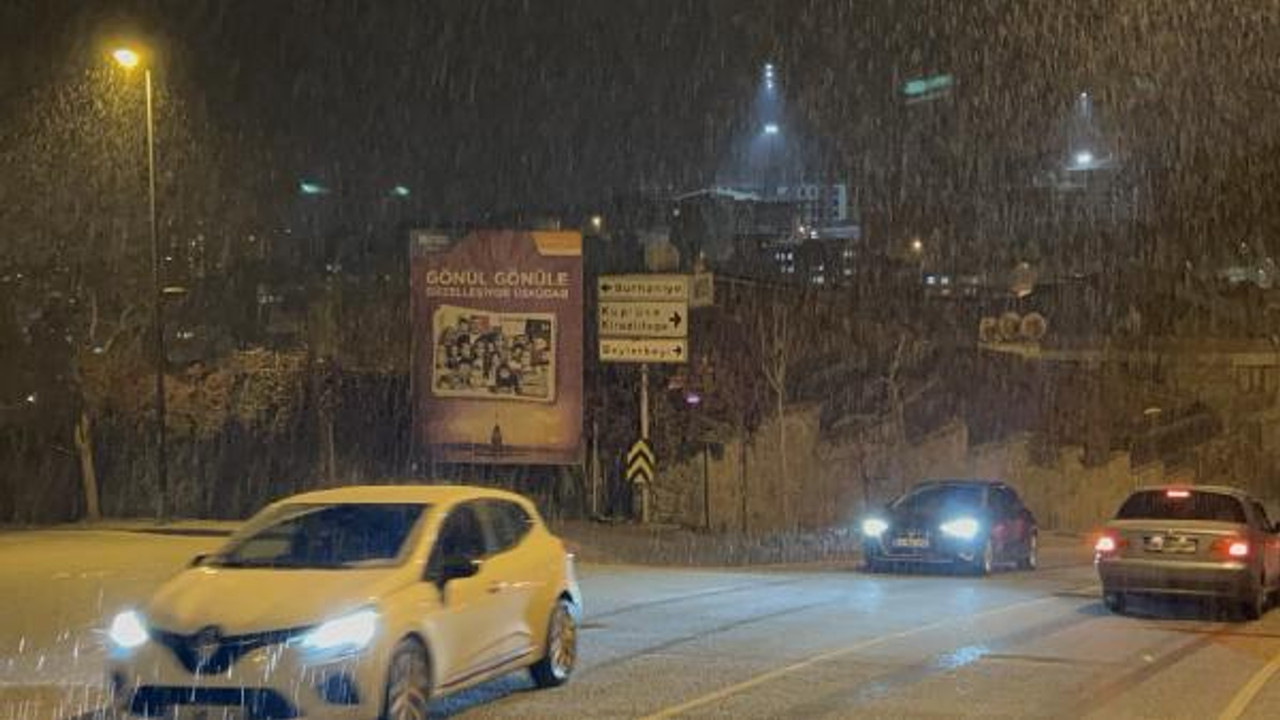 Üsküdar ve Kadıköy'de dolu, Kartal'da kar yağdı