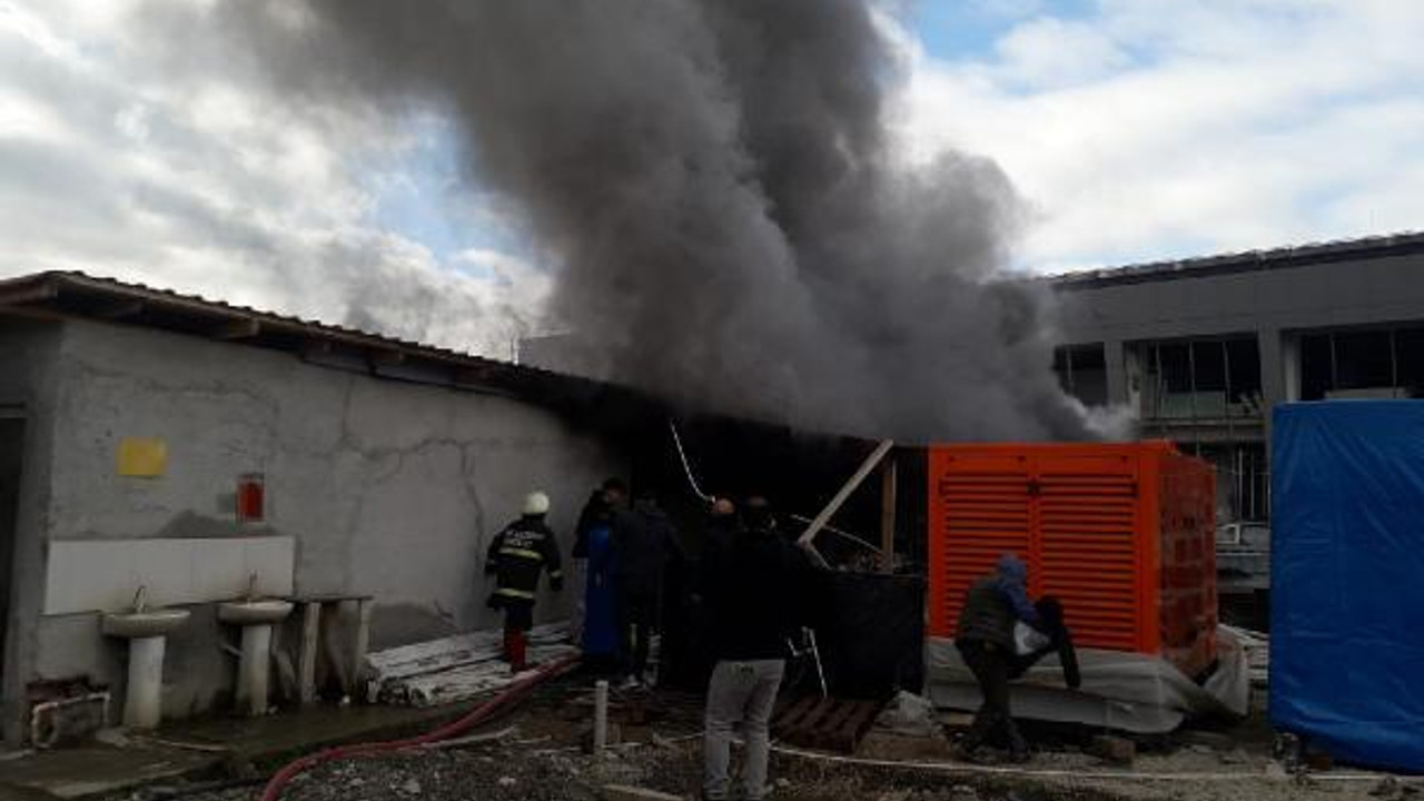 Yangında mahsur kalan köpeği itfaiyeciler kurtardı