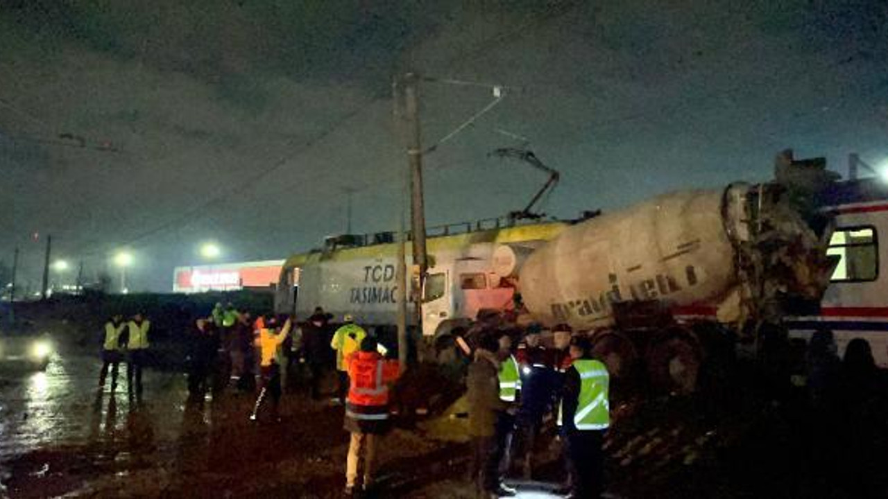 Yolcu treni, hemzemin geçitte beton mikserine çarptı; 1 yaralı