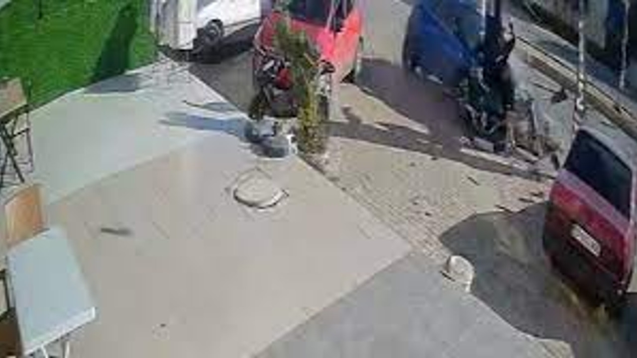 Otobüs beklerken feci şekilde can verdiler: O anlar saniye saniye kaydedildi