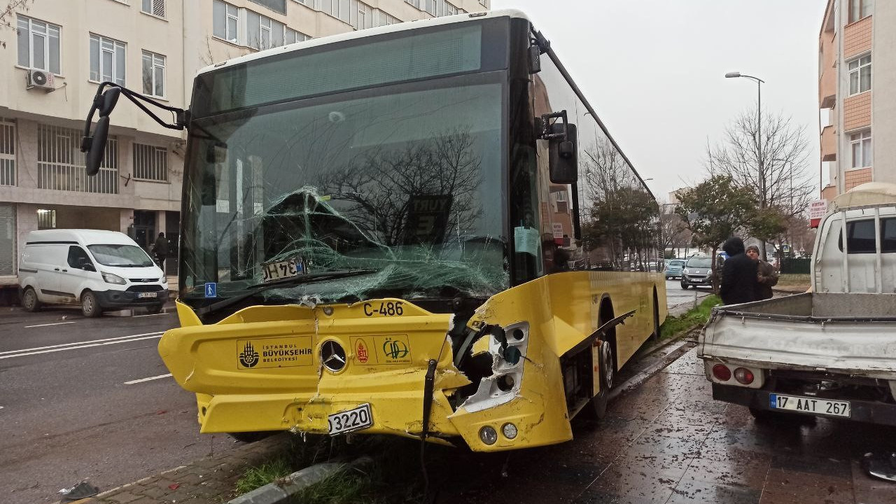 İETT otobüs şoförü direksiyon başında rahatsızlandı, 4 araca çarptı