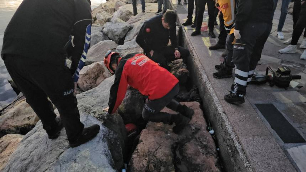 Bandırma'da kayalıklara sıkışan çocuğu itfaiye ekibi kurtardı