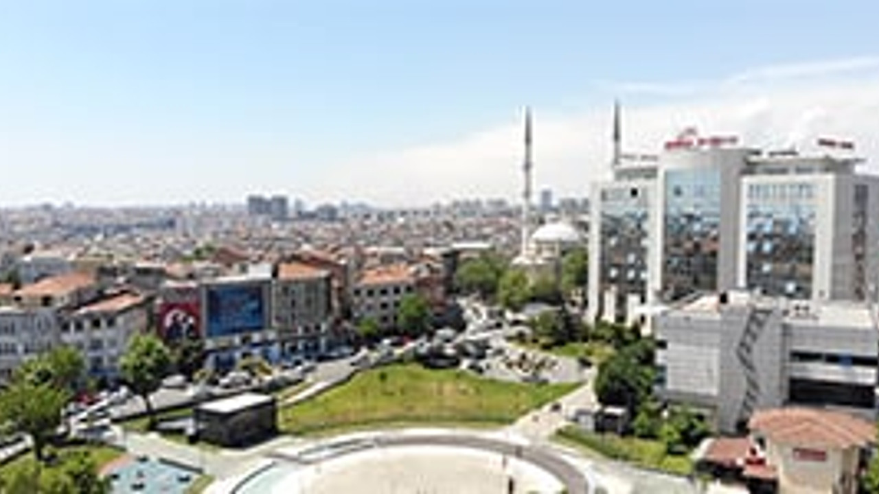 Bayrampaşa Belediyesi binasında yangın! Çok sayıda itfaiye ve sağlık ekibi sevk edildi