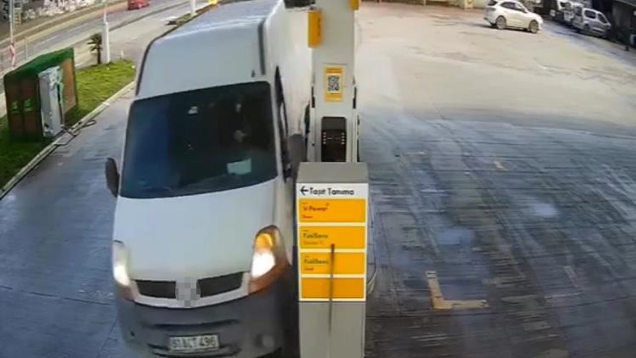 Minibüs akaryakıt istasyonunda faciayı teğet geçti