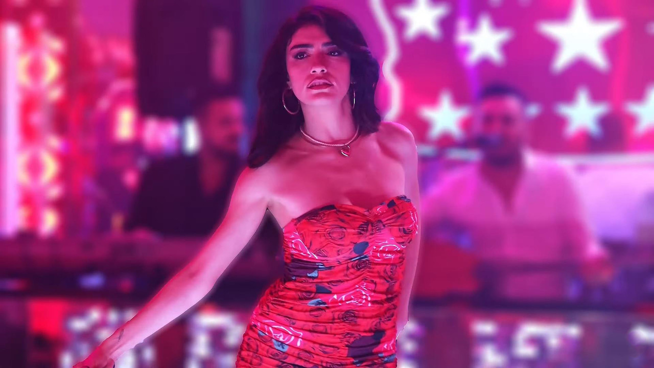 Hazar Ergüçlü pavyon dansı ile “İnci Taneleri” dizisinin önüne geçti