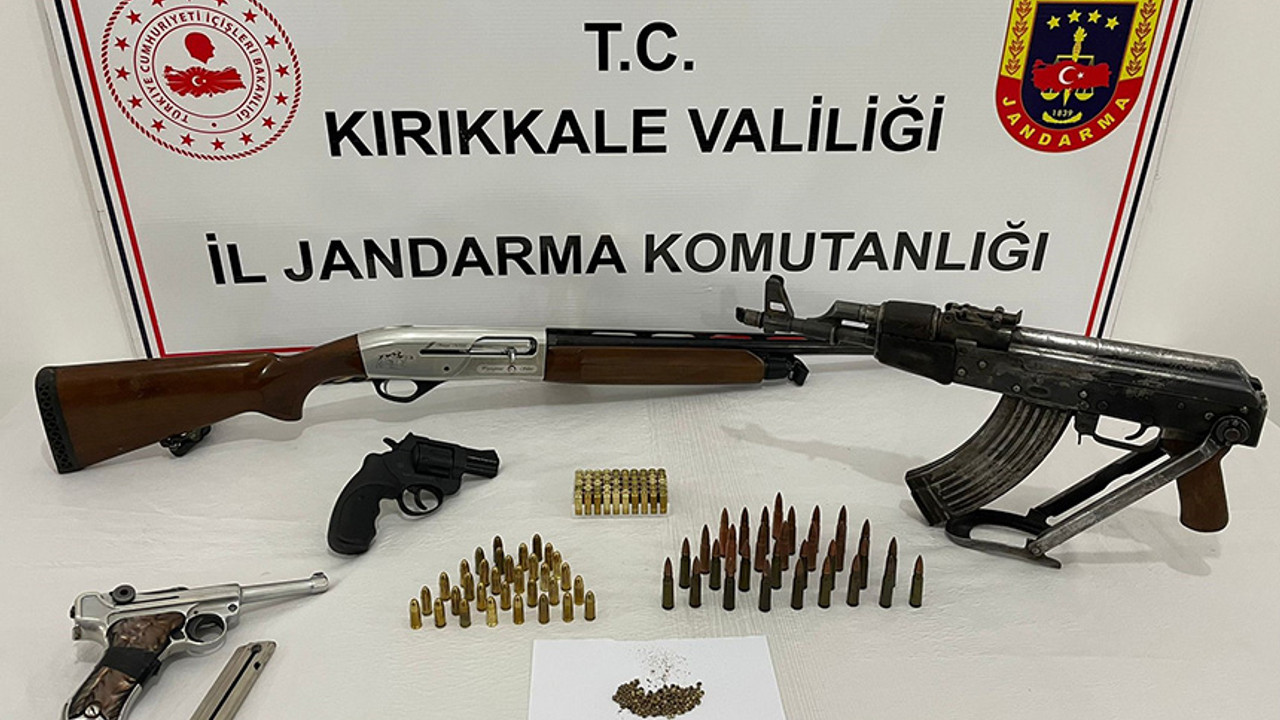 Ev değil cephanelik: Samanların içine gizlemiş!