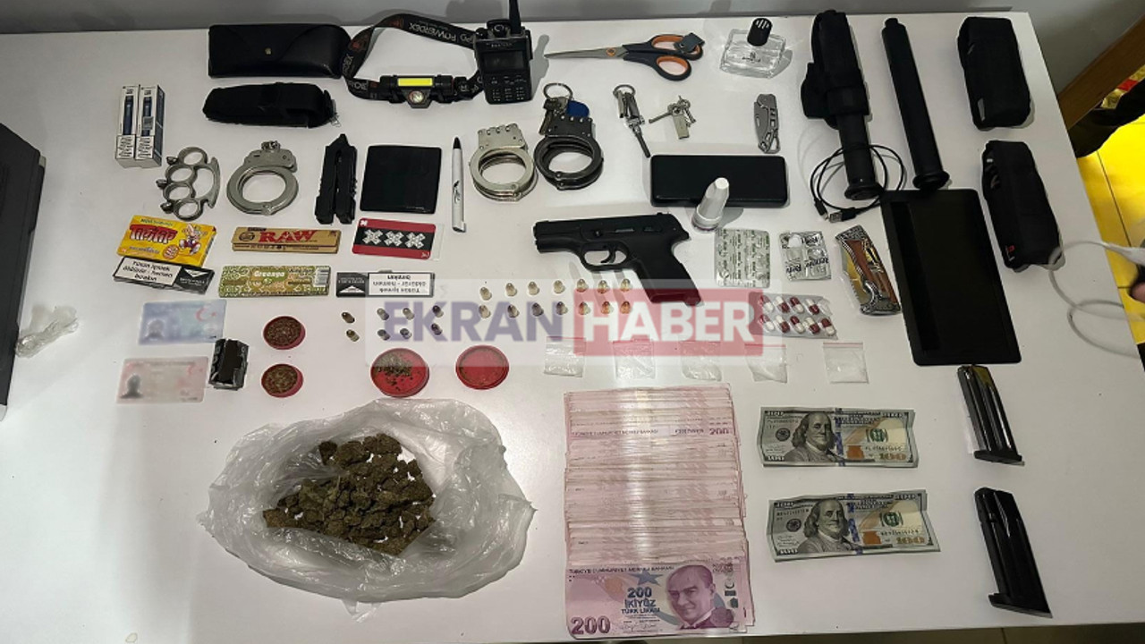 İki polisin aracından çıkanlar pes dedirtti: Şüpheli polisler gözaltına alındı!