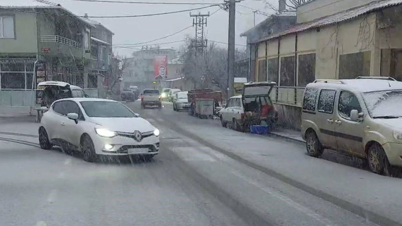 Meteoroloji ve AKOM saat vererek uyarmıştı! İstanbul'da beklenen kar yağışı başladı