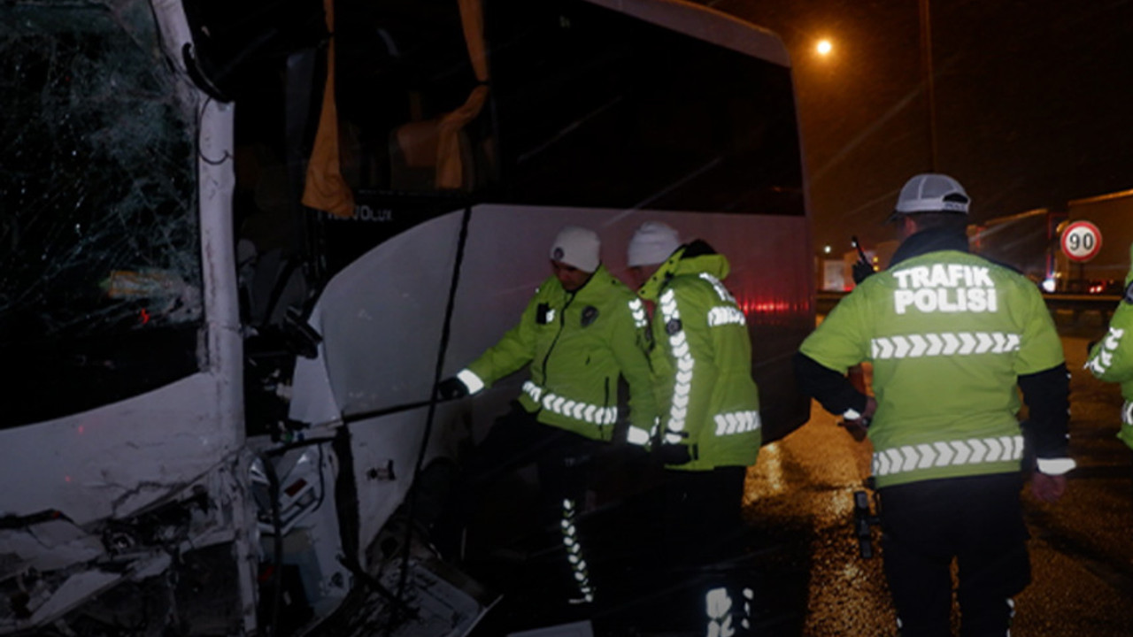 Polis servis aracı ile otobüs çarpıştı: Çok sayıda polis yaralandı