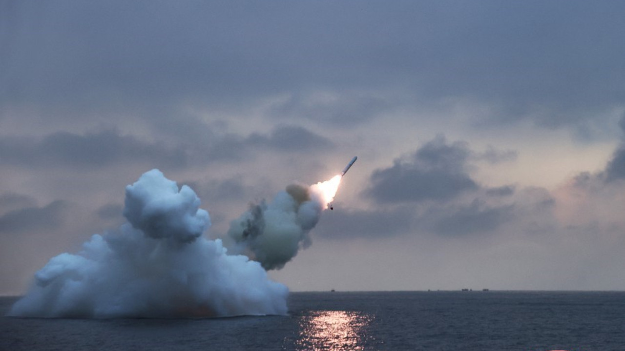 Kuzey Kore, Kim'in denetiminde yeni füzenin test atışını yaptı