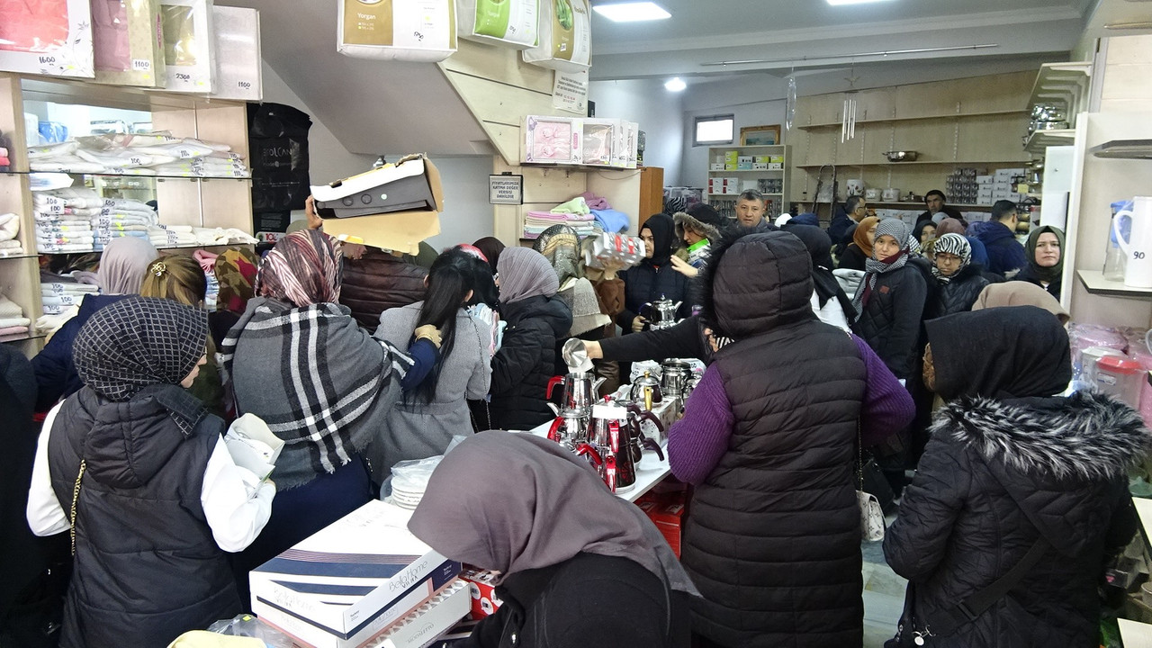 Sabahın ilk ışıklarıyla mağazaya koştular: İndirim izdihama neden oldu