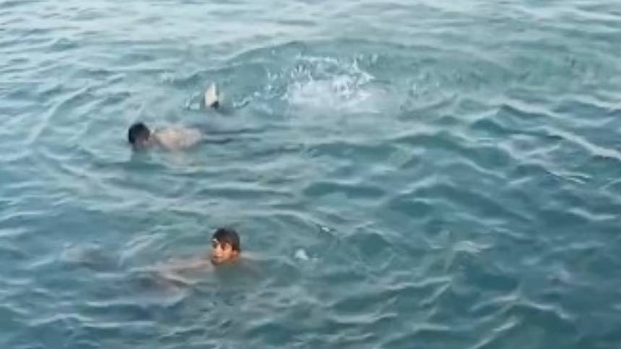 Kış günü denize giren iki çocuktan biri yaşamını yitirdi, diğerinin durumu ağır