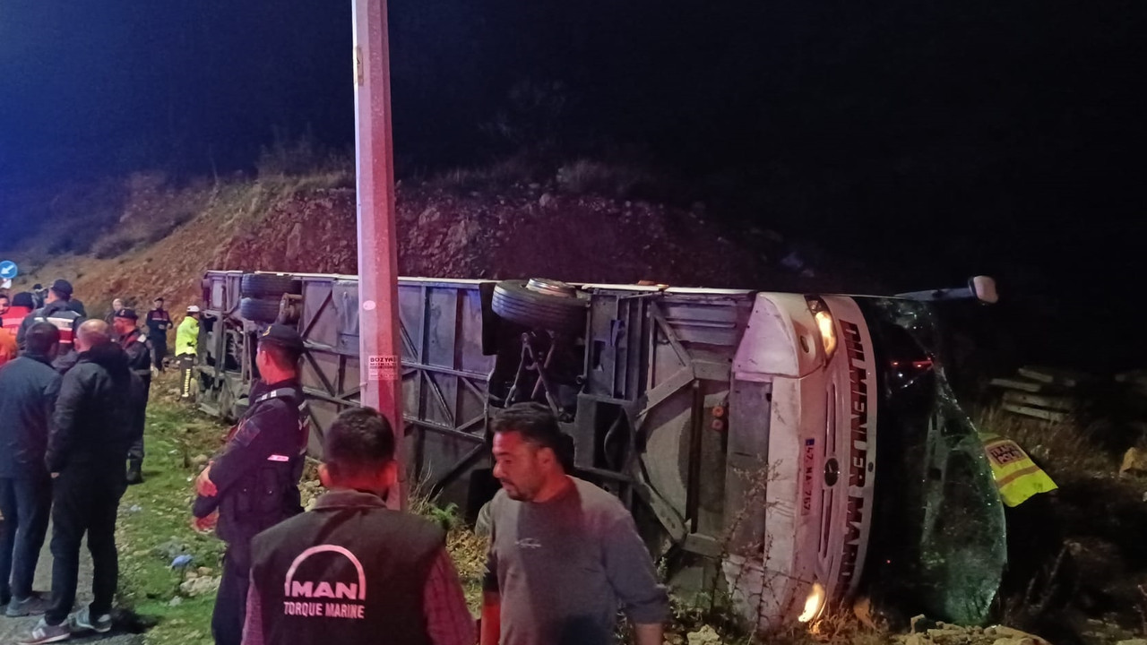 Mersin'de otobüs şoförü viraja 3 kat hızla girmiş!