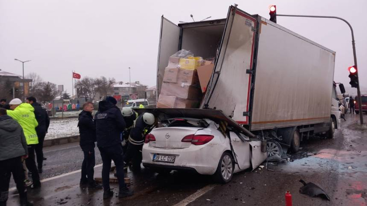 Otomobil kamyona ok gibi saplandı: 1 ölü