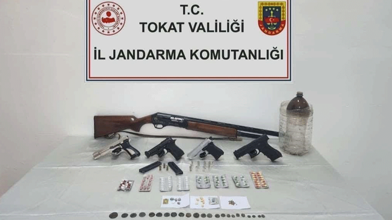 Jandarma tarafından çok sayıda tarihi sikke ve uyuşturucu madde ele geçirildi