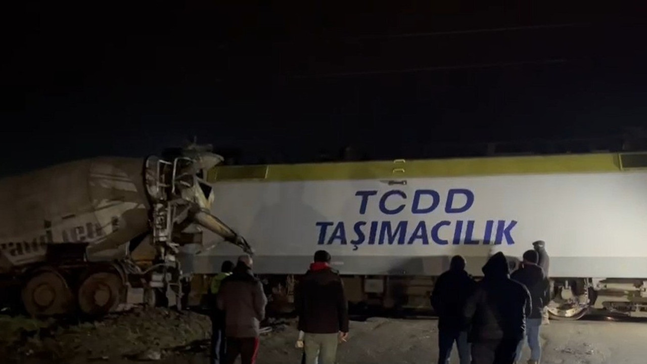 Tren ve mikser çarpıştı: Facianın eşiğinden dönüldü