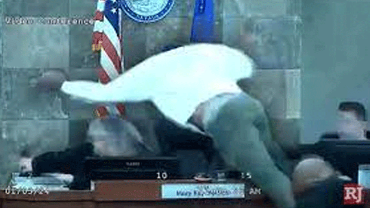 Şartlı tahliye talebi reddedilince yargıca saldırdı o anlar kameralara yansıdı