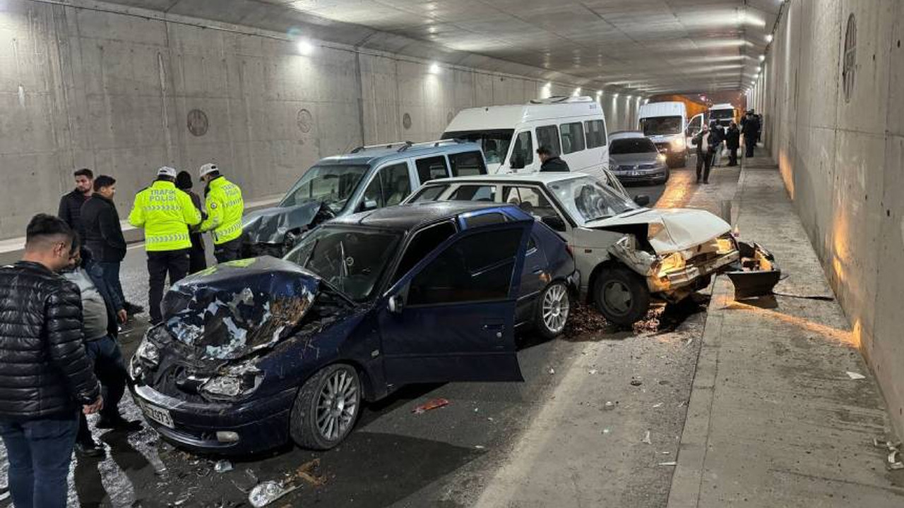 13 araç zincirleme trafik kazasına karıştı: 1 kişi yaralandı