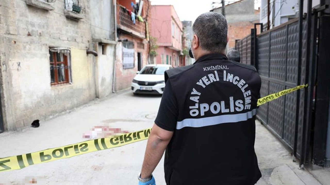 Adana'da korkunç olay! Uyuşturucu kullanan kızını sokak ortasında bıçakladı