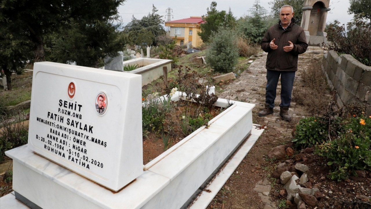 6 ŞUBAT DEPREMLERİNİN BİRİNCİ YILI - Ailesinden 10 kişiyi depremde kaybeden şehit babası yakınlarına özlemini fotoğraflarla gideriyor