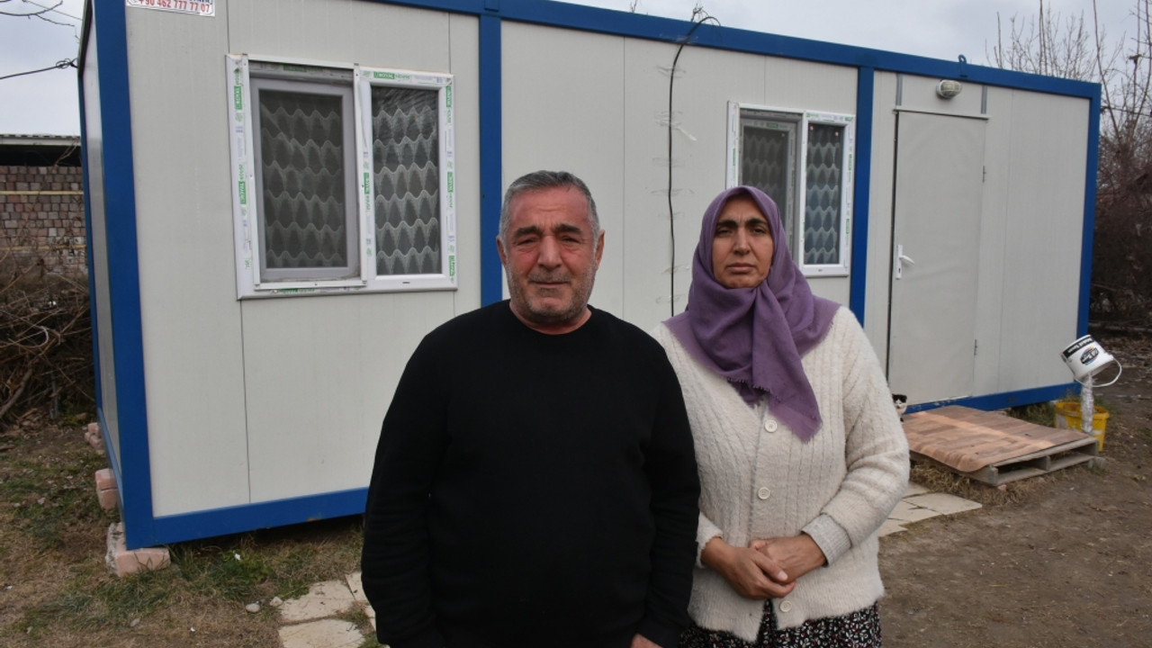 6 ŞUBAT DEPREMLERİNİN BİRİNCİ YILI - Depremde yola savrulan cep telefonu sayesinde kurtulan aile yaşadıklarını unutamıyor