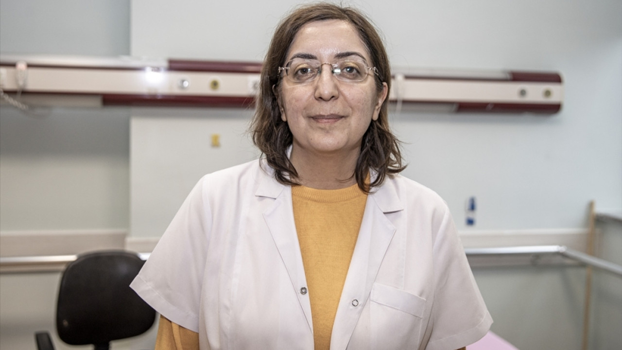 6 ŞUBAT DEPREMLERİNİN BİRİNCİ YILI - Enkaz altında ezilen kolunu kullanamayan depremzede sağlığına kavuşmayı bekliyor