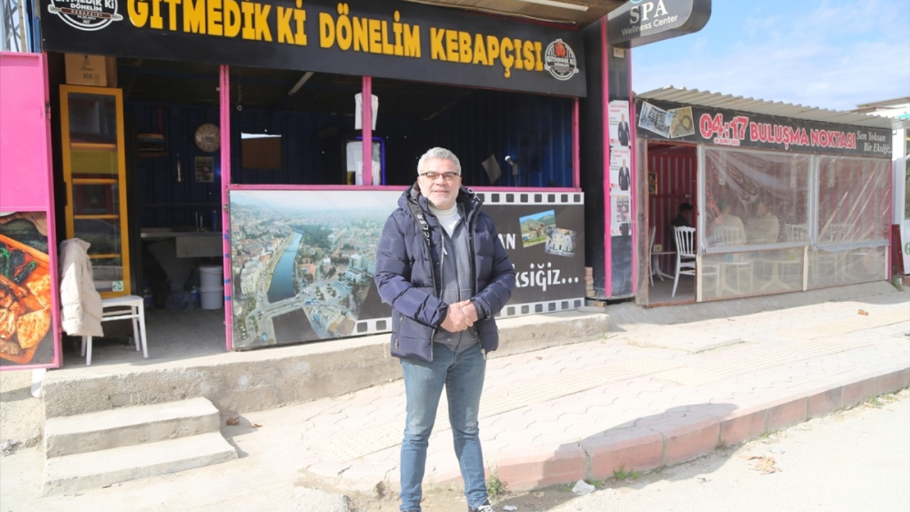 6 ŞUBAT DEPREMLERİNİN BİRİNCİ YILI - Hatay esnafı depremin acısına tabelalarıyla direniyor