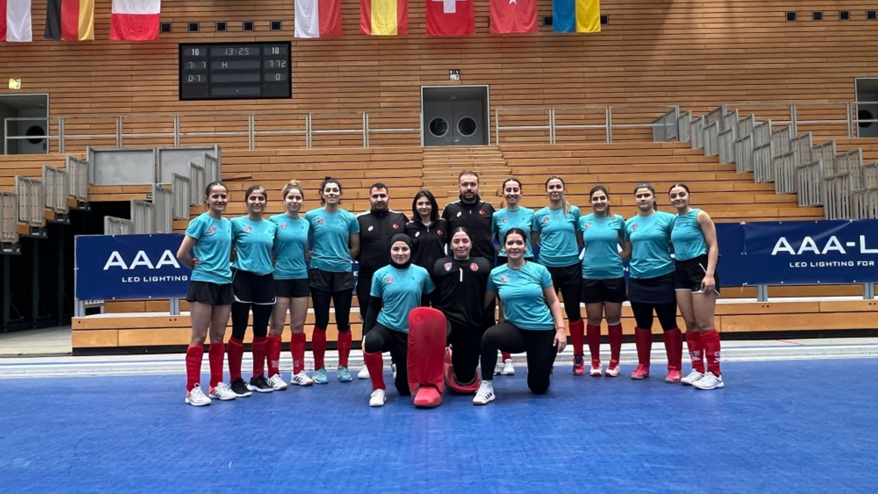 A Milli Kadın Hokey Takımı, Avrupa Şampiyonası için Almanya'ya gitti