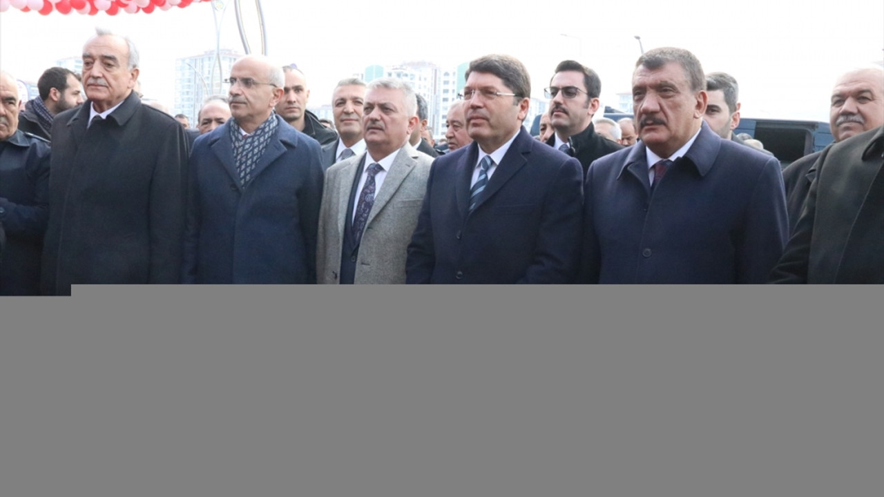 Adalet Bakanı Tunç Malatya'da ziyaretlerde bulundu