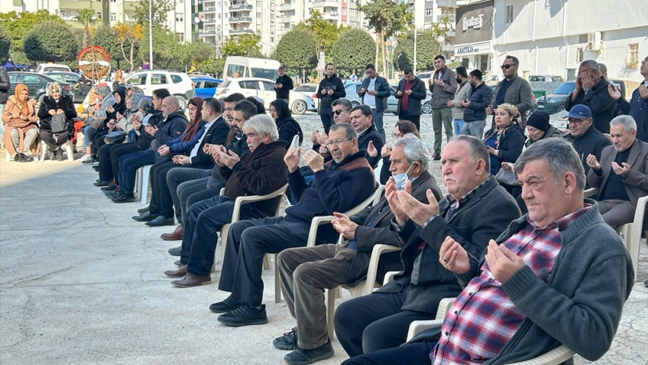 Adana'da depremde yaşamını yitirenler anıldı