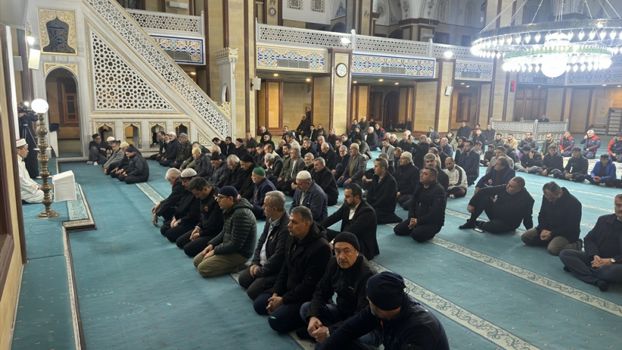 Adana'da, depremlerde hayatını kaybedenler anıldı